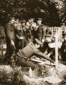 Fusiliers marins décorant une tombe au cimetière de Nieuport, 1915 - French Photographer